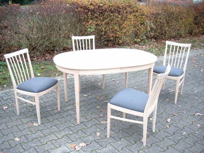 Aufarbeitung einer Gruppe von Stühlen und Tisch