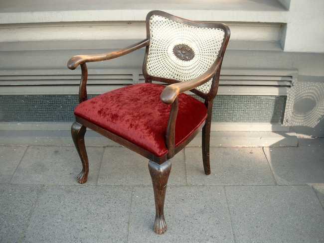 Restaurierter Stuhl mit Sonnengeflecht