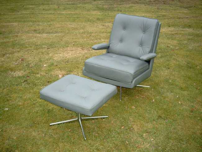 70er Jahre Sessel mit Hocker - Neubezug in Leder