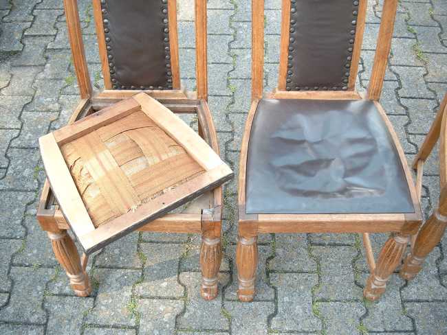 antike Stühle mit alter Gurtung und Polsterung